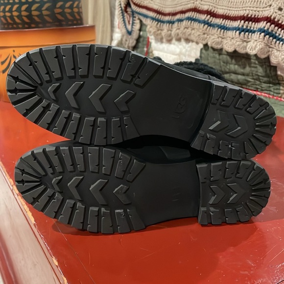 Ugg shearling black boots - Picture 3 of 5